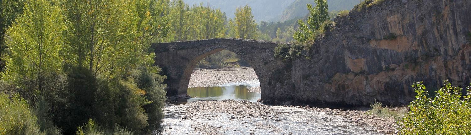 Mittelalterlichebrücke - Hecho Tal - spanische Pyrenäen